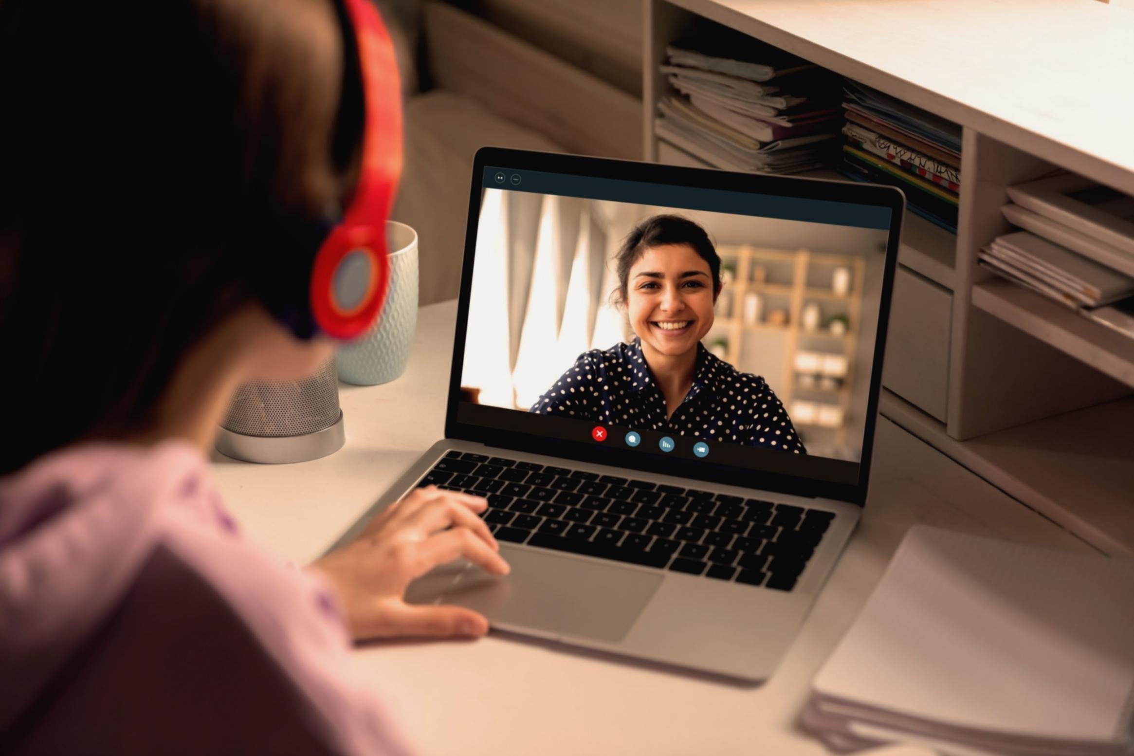 Οργανωμένο χώρο εργασίας με εκπαιδευτικά εργαλεία